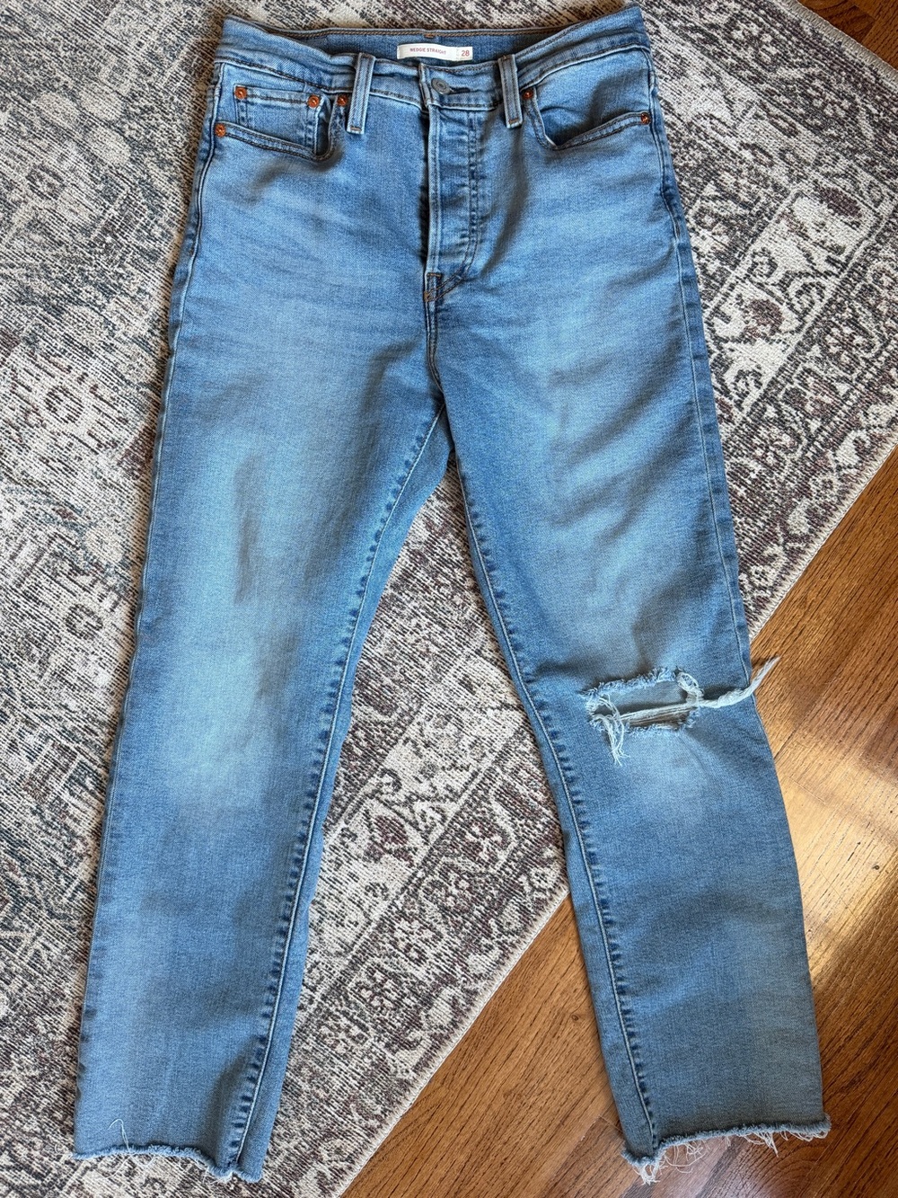 Levi’s Wedgie Straight Jeans Women’s 28 Light Wash Raw Hem Distressed Ankle